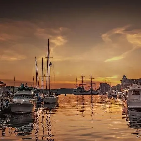 Apartment New! Modern City Apt: Central W/ Private Entrence