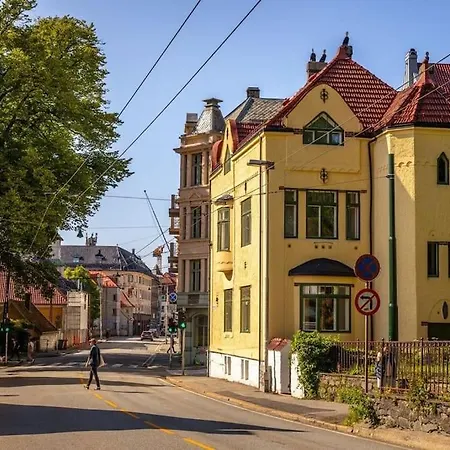 Apartment New! Modern City Apt: Central W/ Private Entrence *