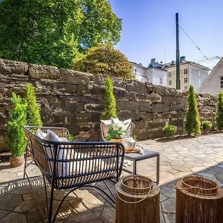 New! Modern City Apt: Central W/ Private Entrence Apartment