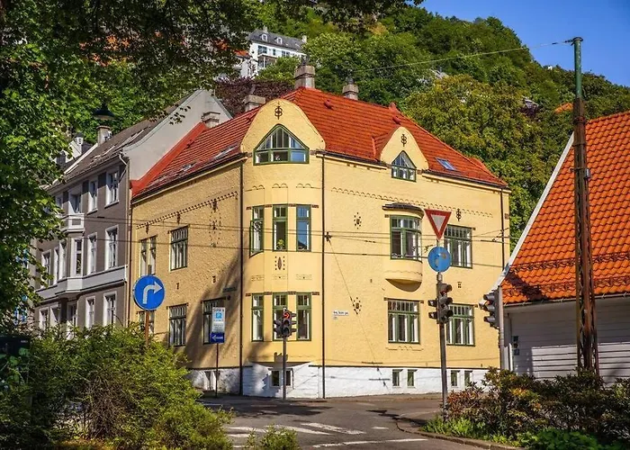 New! Modern City Apt: Central W/ Private Entrence Apartman Bergen