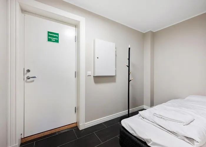 New! Modern City Apt: Central W/ Private Entrence * Берген