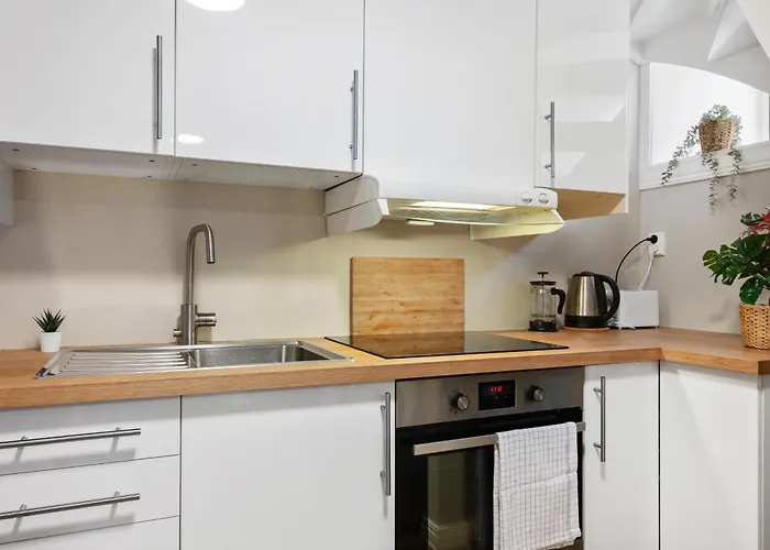New! Modern City Apt: Central W/ Private Entrence Lejlighed